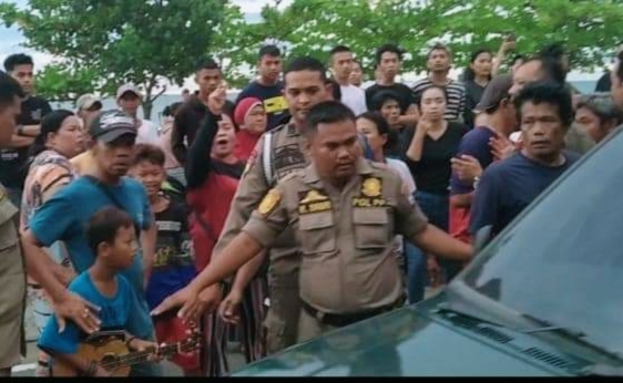 Satpol PP Kota Padang melakukan penertiban terhadap pedagang kaki lima di pantai Padang. (Poto Susi Suzanna)