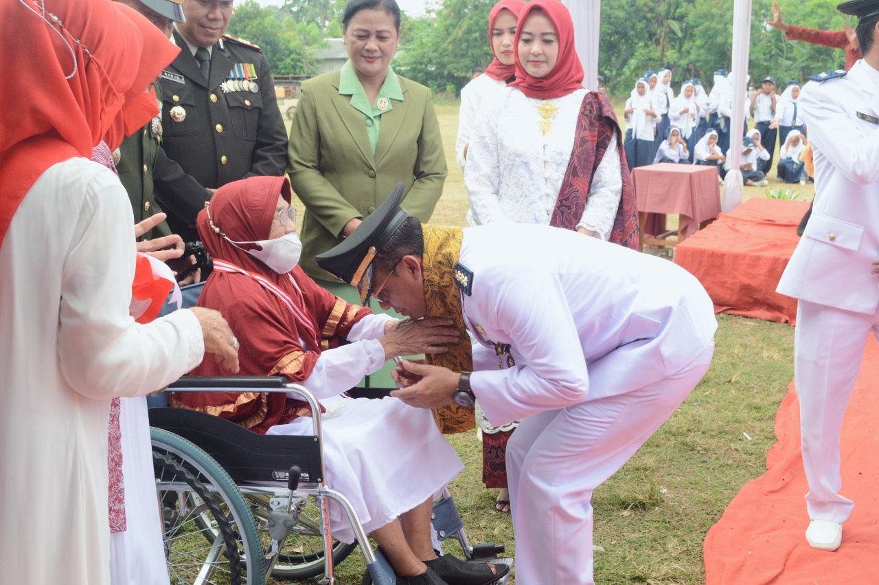 Penghargaan tertinggi diberikan oleh pemerintah kecamatan cabangbungin kepada keluarga mendiang.