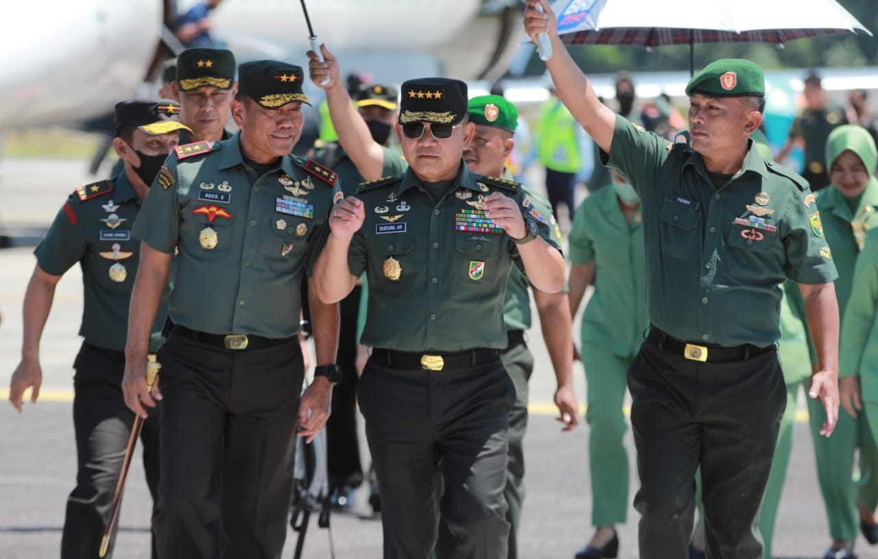Kepala Staf TNI Angkatan Darat (Kasad) Jenderal TNI Dr. Dudung Abdurachman didampingi Ketua Umum Persit Kartika Chandra Kirana (KCK) Ny. Rahma Dudung Abdurachman beserta rombongan Kepala Staf TNI Angkatan Darat (Kasad) Jenderal TNI Dr. Dudung Abdurachman didampingi Ketua Umum Persit Kartika Chandra Kirana (KCK) Ny. Rahma Dudung Abdurachman beserta rombongan