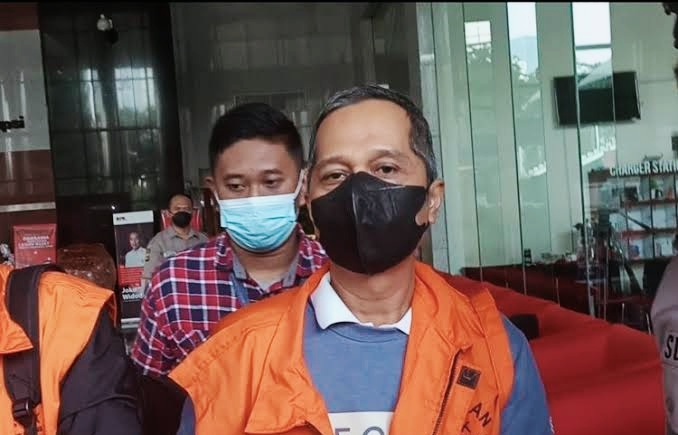 Rektor Universitas Lampung (Unila) Prof. Dr. Karomani, M.Si saat hendak dibawa ke rumah tahanan (Rutan) Komisi Pemberantasan Korupsi (KPK). Setelah ditetapkan sebagai tersangka dugaan suap terkait seleksi penerimaan mahasiswa baru jalur mandiri, Minggu (21/8/2022).