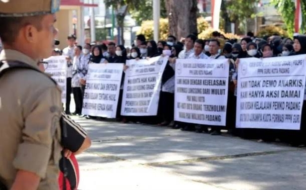 Guru honorer yang tergabung dalam Forum Guru Lulus Passing Grade (FGLPG) Kota Padang menggelar aksi di depan Kantor DPRD Kota Padang, Sumatera Barat, Senin 22 Agustus 2022. (Foto: Humas Satpol PP)