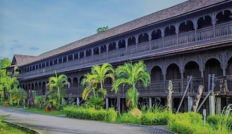 Panjang Rumah Lamin bisa mencapai 300 meter dengan lebar 15 meter dan tinggi kurang lebih 3 meter.