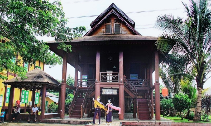 Sebagian besar rumah adat tersebut berada di Kecamatan Kota Selatan. (Foto: inacraft.news)