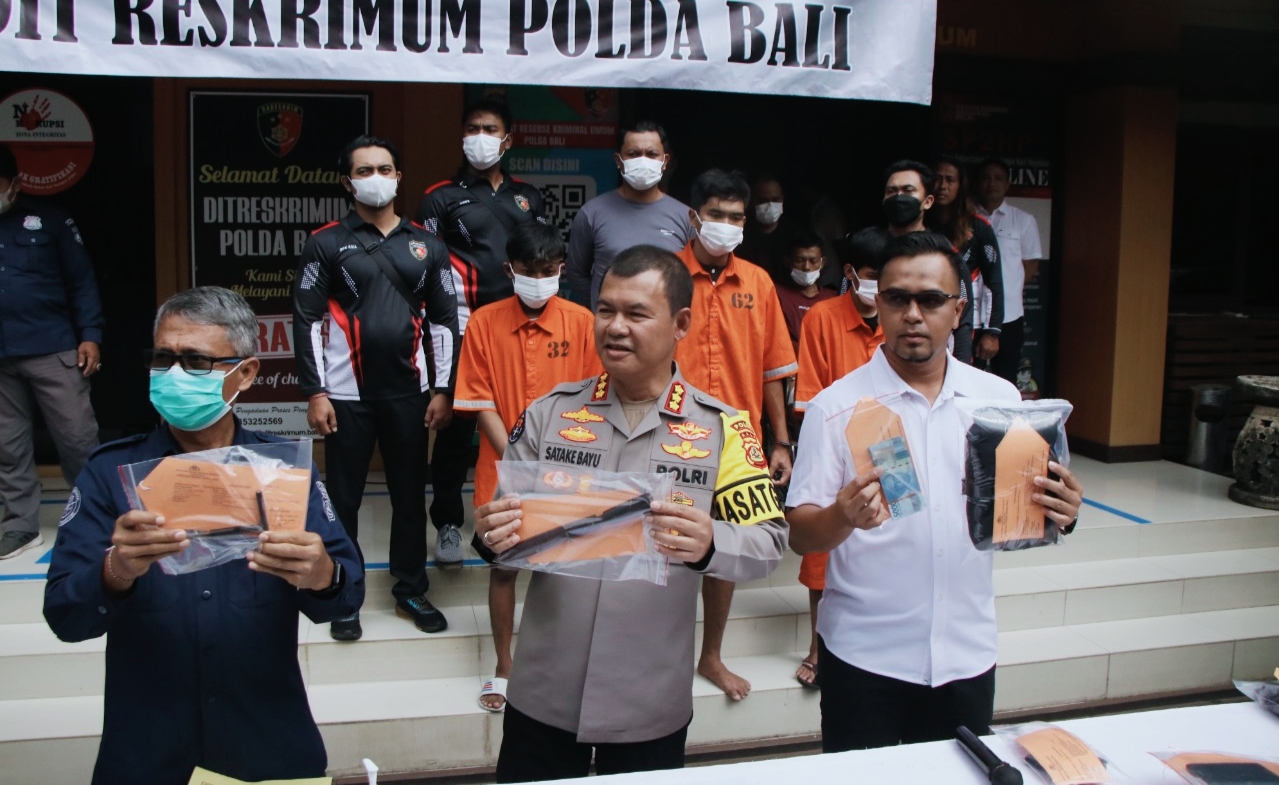 Kabid Humas Polda Bali, Kombes. Pol. Stefanus Satake Bayu Setianto, S.I.K., M.Si didampingi team Resmob Ditreskrimum Polda Bali memperlihatkan barang bukti (BB) hasil kejatahan curanmor.