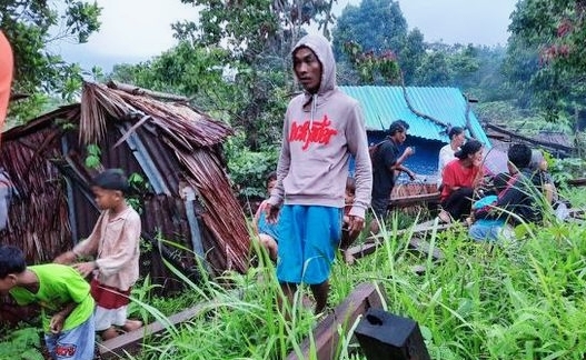 Warga yang mengungsi karena khawatir dengan gempa susulan agar lebih nyaman.