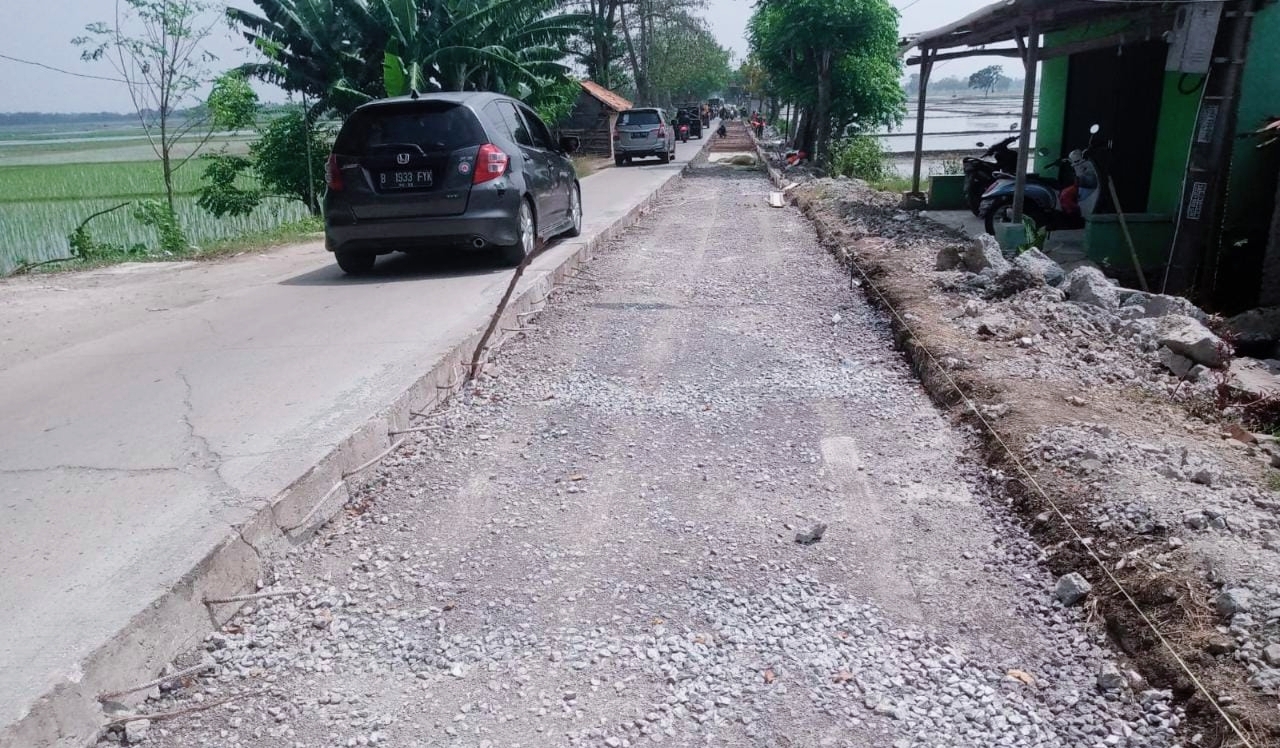 Proyek perbaikan jalan tepatnya di Kp Pulo Glatik.