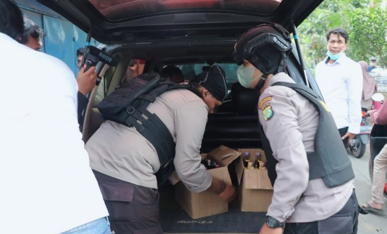 Sebanyak 72 botol minuman keras disita petugas dari beberapa toko kelontongan yang berada di wilayah Kecamatan Cipondoh.