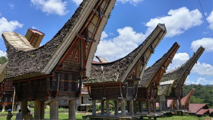 Rumah adat asal Toraja ini berbentuk unik dan diadopsi berbagai bangunan di kota asalnya, seperti hotel dan kantor.