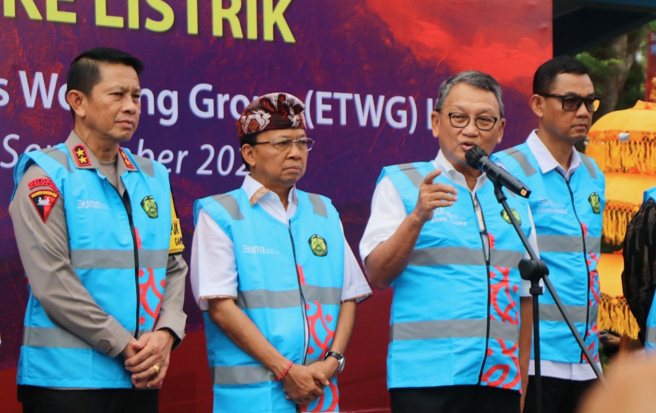 Kapolda Bali, Irjen Pol. Drs. Putu Jayan Danu Putra, S.H., M.Si. menghadiri parade konversi sepeda motor BBM ke listrik di central parkir ITDC Nusa Dua, Bali. Kegiatan ini juga dihadiri oleh Menteri Energi dan Sumber Daya Mineral (ESDM), Arifin Tasrif dan Gubernur Bali, Wayan Koster