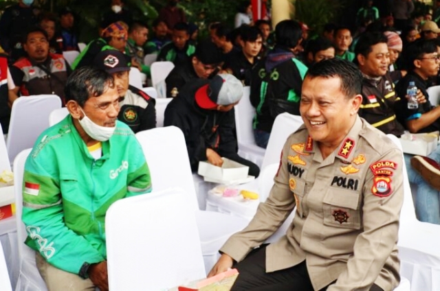 Polda Banten ajak komunitas ojek online (Ojol) dalam kegiatan “Yuk Ngopi Wae” yang dilaksanakan di Polda Banten pada hari Kamis (8/9/22).