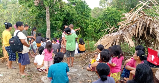 Kerasnya guncangan gempa bumi, mengakibatkan masyarakat desa betae, Kecamatan Siberut Barat mengungsi ketempat yang lebih aman dan sekarang posisinya masih di perbukitan.