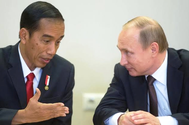 Presiden RI akan pertimbangan untuk membeli minyak mentah, (Photo: Agency/AFP) Jokowi dan Presiden Rusia, Vladimir Putin (kanan) berbincang disela upacara penandatanganan seusai pertemuan di Sochi, Rusia, Rabu (18/5). Kedua pemimpin negara itu melakukan pertemuan bilateral sebelum KTT ASEAN-Rusia.