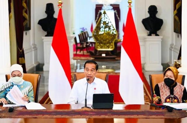 Presiden Jokowi menegaskan bahwa pembagian bantuan langsung tunai (BLT) bahan bakar minyak (BBM) harus dilakukan secara mudah, cepat, dan tepat sasaran. di Istana Merdeka, Jakarta, pada Jumat, 16 September 2022. (Foto: BPMI Setpres)