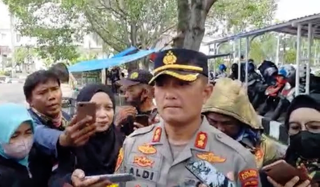 Kapolres Karawang, AKBP Aldi Subartono saat memberikan keterangan ke awak media terkait kasus penganiayaan yang menimpa dua wartawan di Karawang, (Poto: Indeks News)