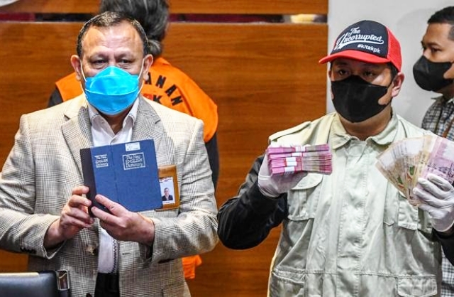 Ketua KPK Firli Bahuri dan petugas KPK menunjukkan barang bukti hasil OTT suap pengurusan perkara di Mahkamah Agung saat konferensi pers. Bertempat di gedung KPK, Jakarta, pada hari Jumat (23/09/2022). (Poto:Galih Pradipta/Antara). Ketua KPK Firli Bahuri dan petugas KPK menunjukkan barang bukti hasil OTT suap pengurusan perkara di Mahkamah Agung saat konferensi pers. Bertempat di gedung KPK, Jakarta, pada hari Jumat (23/09/2022). (Poto:Galih Pradipta/Antara).