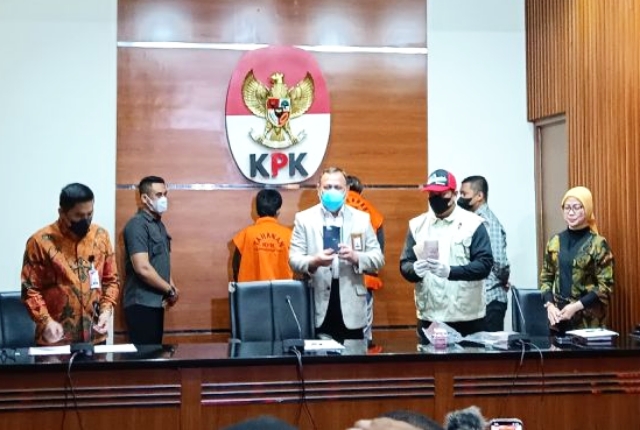 KPK Tetapkan Sudrajad Dimyati Tersangka Dugaan Suap Terkait Pengurusan Perkara di Mahkamah Agung 1 Ketua KPK Firli Bahuri dan petugas KPK menunjukkan barang bukti hasil OTT suap pengurusan perkara di Mahkamah Agung saat konferensi pers. Bertempat di gedung KPK, Jakarta, pada hari Jumat (23/09/2022).
