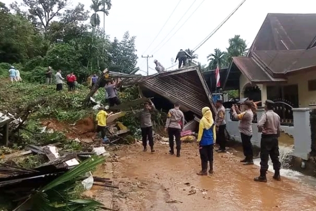 LPM Kota Padang, Polsek Pauh dan masyarakat membantu membersihkan longsor TK Pauh di Batu Busuk, Kecamatan Pauh, Kota Padang beberapa waktu lalu.