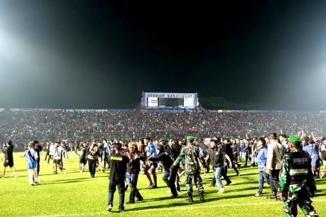 Aremania ricuh di Stadion Kanjuruhan, buntut kekalahan Arema FC atas Persebaya Surabaya 2-3, Sabtu (1/10/2022) malam, (Poto: Surya Malang/Purwanto)