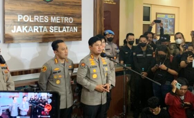 Hasil pemeriksaan dari penyidik Polres Metro Jakarta Selatan, telah menaikan status Rizky Billar dari saksi menjadi tersangka," ujar Kombes. Pol. Endra Zulpan di Lobby Polres Metro Jakarta Selatan, pada hari Rabu (12/10/2022).