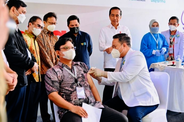 Presiden Joko Widodo meninjau langsung penyuntikan perdana vaksin IndoVac di PT Bio Farma (Persero), Kota Bandung, Provinsi Jawa Barat, pada Kamis, 13 Oktober 2022. Foto: BPMI Setpres/Laily Rachev
