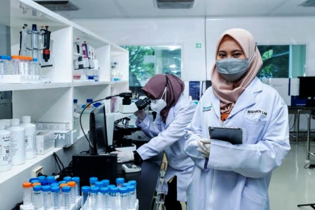Presiden Joko Widodo (Jokowi) Mengapresiasi kinerja sumber daya manusia (SDM) PT Bio Farma (Persero) yang tanpa banyak bersuara, telah berhasil memproduksi vaksin Covid-19 yang diberi nama IndoVac.