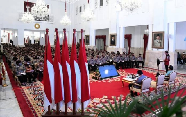 Presiden juga meminta jajaran Polri untuk melakukan langkah-langkah perbaikan dan tindakan tegas terhadap berbagai hal yang dapat menurunkan tingkat kepercayaan masyarakat kepada institusi Polri.