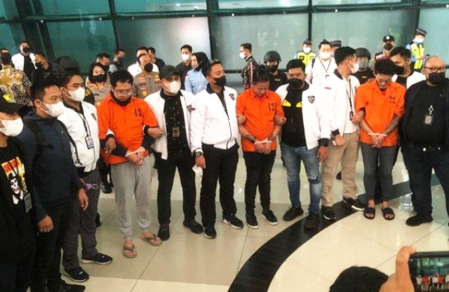 Tiga buronan kasus judi online Kamboja tiba di Bandara Soekarno-Hatta, Tangerang, Banten, Sabtu (15/10/2022) pagi sekira pukul 08.12 WIB. Setelah tiba, ketiganya dibawa langsung ke Bareskrim Polri untuk pemeriksaan lebih lanjut. Polisi memastikan tiga bandar judi online kelas kakap ini tak ada hubungannya dengan Apin BK.