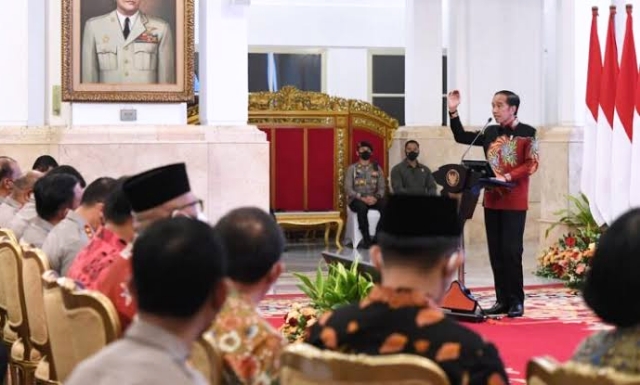 Presiden Republik Indonesia Ir. H. Joko Widodo (Jokowi) menyampaikan pengarahan kepada jajaran Kepolisian Negara Republik Indonesia (Polri), mulai dari para pejabat utama Mabes Polri, kepala kepolisian daerah (kapolda), hingga kepala kepolisian resor (kapolres) seluruh Tanah Air
