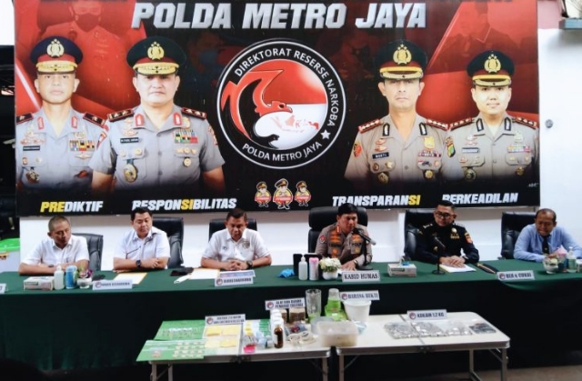 Direktorat Reserse Narkoba Polda Metro Jaya menggerebek home industri (pabrik) ekstasi yang beralamat sebuah rumah kontrakan di Jalan Gang Damai, Cakung.
