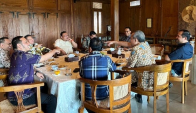 Pertemuan berlangsung di rumah Anies di bilangan Lebak Bulus, Jakarta Selatan. Berdasarkan foto yang diterima, turut hadir dari NasDem, Ketua DPP Sugeng Suparwoto dan Ketua DPP Willy Aditya.