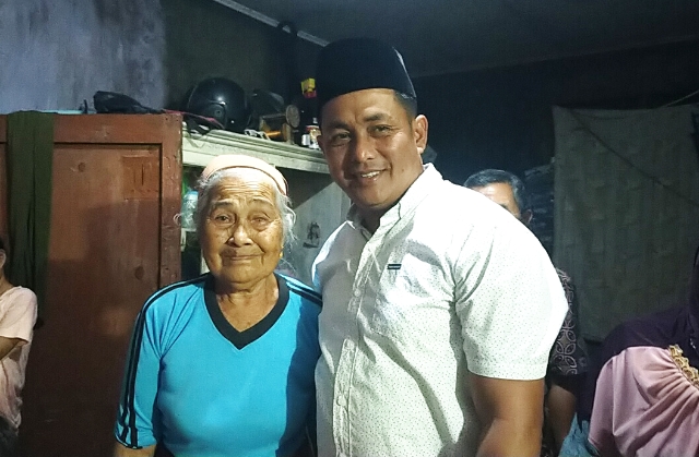 Ketua DPC Partai Nasdem Kecamatan Kuranji Henofri dan Ibu Rosni. (Poto Dedi Prima)