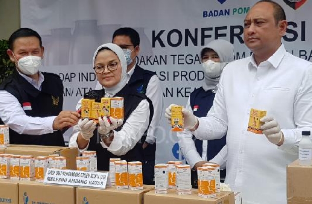 Ketua BPOM RI Penny Lukito mengumumkan sirup obat merk Flurin dan Unibebi mengandung zat pelarut Propylene Glikol (PG) dan Etylen Glikol (EG) di ambang batas di PT Yarindo Farmatama, Serang Banten, Senin 31 Oktober 2022. (Poto: Tempo/Joniansyah Hardjono).