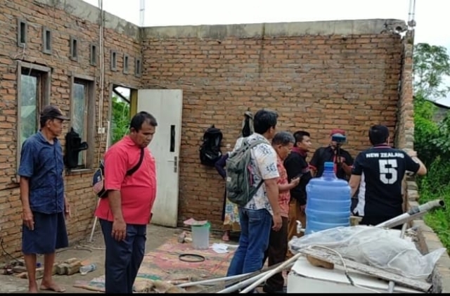 Irwan Basir dan pengurus LPM Kota Padang meninjau langsung rumah korban puting beliung.