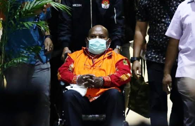 Penyidik KPK telah melakukan pemeriksaan terhadap saksi atas nama Suci Marlina terkait mobil mewah milik Lukas Enembe itu. Penyidik KPK telah melakukan pemeriksaan terhadap saksi atas nama Suci Marlina terkait mobil mewah milik Lukas Enembe itu.