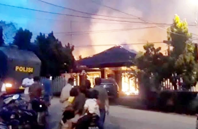 Kebakaran terjadi di rumah dinas Kapolda Papua, Irjen. Pol. Mathius D. Fakhiri, S.I.K., pada pukul 04.45 WIT pagi tadi.