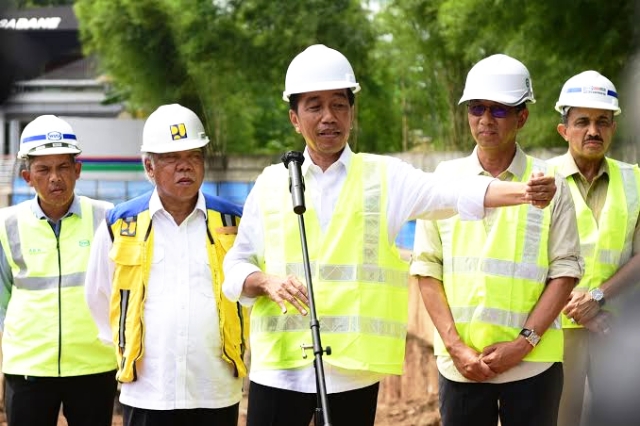 Presiden Joko Widodo menyampaikan keterangan kepada awak media usai meninjau proyek sodetan Kali Ciliwung, Jakarta, pada Selasa, 24 Januari 2023. (Foto: BPMI Setpres/Lukas)