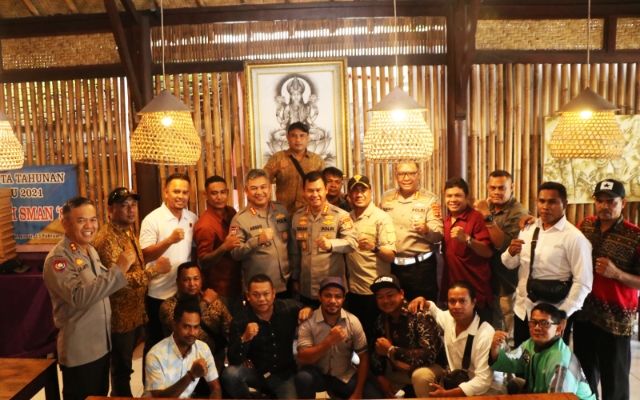 Kegiatan pun diakhiri dengan foto bersama dengan Pejabat Polda Bali.