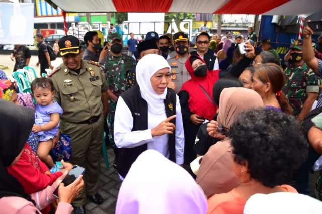 Gubernur Jawa Timur Khofifah Indar Parawansa menegaskan pemerintah akan terus menggencarkan operasi pasar beras sebagai upaya menstabilkan harga bahan pokok itu yang saat ini di atas Harga Eceran Tertinggi (HET).