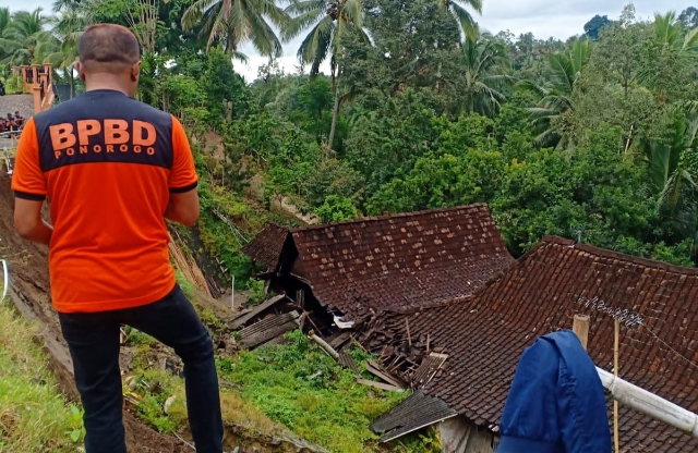 Bencana hidrometeorologi dan mengakibatkan tiga jenis dampak bencana, banjir, tanah longsor dan jembatan putus di Kabupaten Ponorogo.