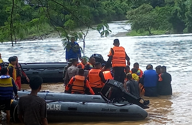 Dalam pencarian korban tenggelam tersebut diterjunkan tim gabungan Basarnas, TAGANA,TNI, POLRI, Airut, BPBD.