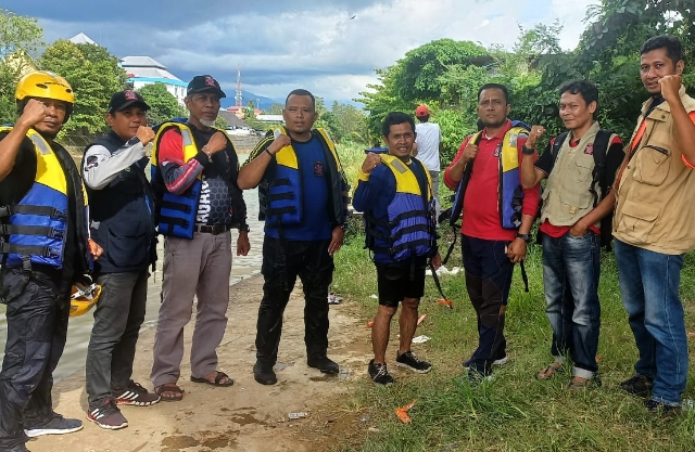 Tim gabungan Tagana Sumbar bersama Badan Penanggulangan Bencana Daerah (BPBD) Kota Padang.