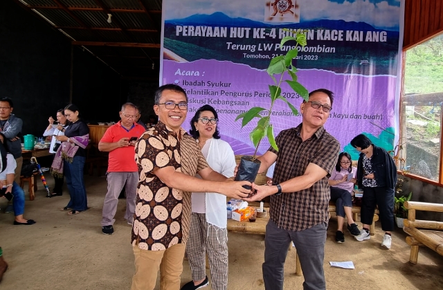 Sebelah kiri anggota DPD RI dari Sulawesi Utara Ir. Stefanus B.A.N Liow, MAP bibit pohon kayu dan buah-buahan di Kelurahan Pangolombian, Kecamatan Tomohon Selatan.