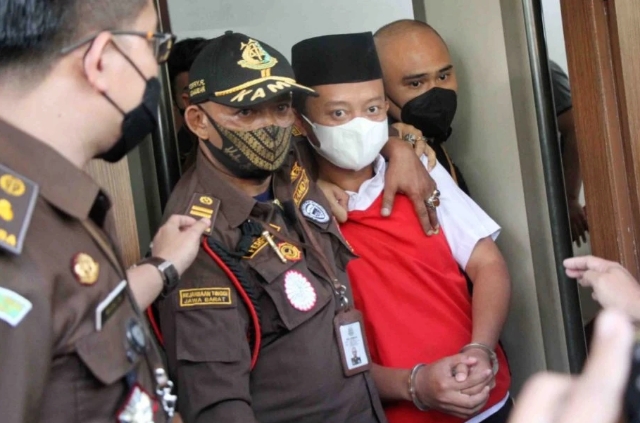 Herry Wirawan (berusia 36 tahun) terdakwa kasus pemerkosaan terhadap 13 santriwati di Bandung.