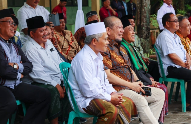 Kehadiran Senator LaNyalla Mahmud Mattalitti asal Jawa Timur itu disambut hangat pimpinan pesantren, Kyai 'Alamul Huda Masyhur.