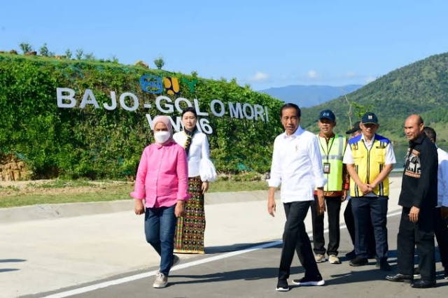 Presiden Joko Widodo (Jokowi) meresmikan Jalan Akses Labuan Bajo-Golo Mori, Kabupaten Manggarai Barat, Provinsi Nusa Tenggara Timur, pada Selasa, 14 Maret 2023. (Foto: BPMI Setpres/Muchlis Jr).