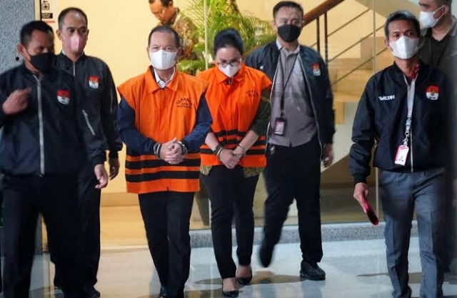 Bupati Kapuas, Kalimantan Tengah Ben Brahim S Bahat (tengah) dan istri yang juga anggota DPR Fraksi NasDem Ary Egahni (kedua kanan) berjalan menuju ruangan konferensi pers di Gedung Merah Putih KPK, Jakarta, Selasa (28/3/2023).