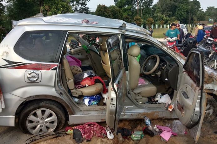 Kecelakaan lalu lintas terjadi di depan SMA Plus Riau di Kubang Raya, Kampar. Akibatnya tiga orang dilaporkan tewas dan dua mengalami luka parah.