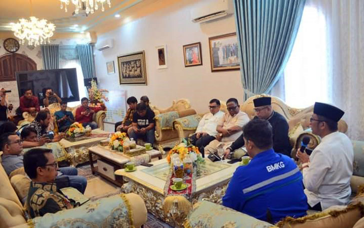 Hendri Septa Imbau Warga Padang Tetap Siaga Hadapi Ancaman Gempa dan Tsunami 1 Dalam kesempatan itu hadir bersama Wali Kota Padang diantaranya Sekda Andree Algamar bersama Asisten Pemerintahan dan Kesra Edi Hasymi serta Kadis Kominfo Bobby Firman dan Kabag Prokompim Amrizal Rengganis. Juga hadir Kepala BMKG Stasiun Geofisika Kelas I Padang Panjang Suaidi Ahadi saat itu.