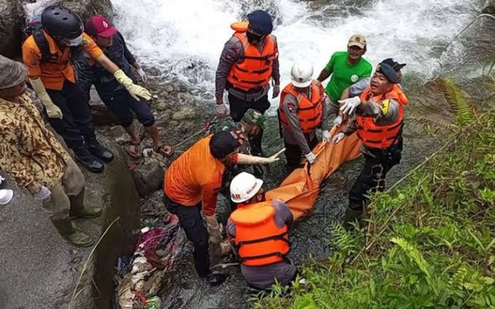 Personel Damkar dan Penyelamatan Kota Depok mencari dua warga Depok yang terseret arus di Jalan Tawakal RT. 3 RW. 17 Kelurahan Pancoran Mas, Depok, Selasa, 25 April 2023. (Poto: Ilustrasi). Personel Damkar dan Penyelamatan Kota Depok mencari dua warga Depok yang terseret arus di Jalan Tawakal RT. 3 RW. 17 Kelurahan Pancoran Mas, Depok, Selasa, 25 April 2023. (Poto: Ilustrasi).