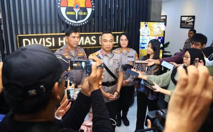 Bareskrim Polri tengah mengusut kasus peneliti BRIN, Andi Pangerang Hasanuddiin, terkait komentar 'halalkan darah semua Muhammadiyah'. Bareskrim Polri tengah mengusut kasus peneliti BRIN, Andi Pangerang Hasanuddiin, terkait komentar 'halalkan darah semua Muhammadiyah'.